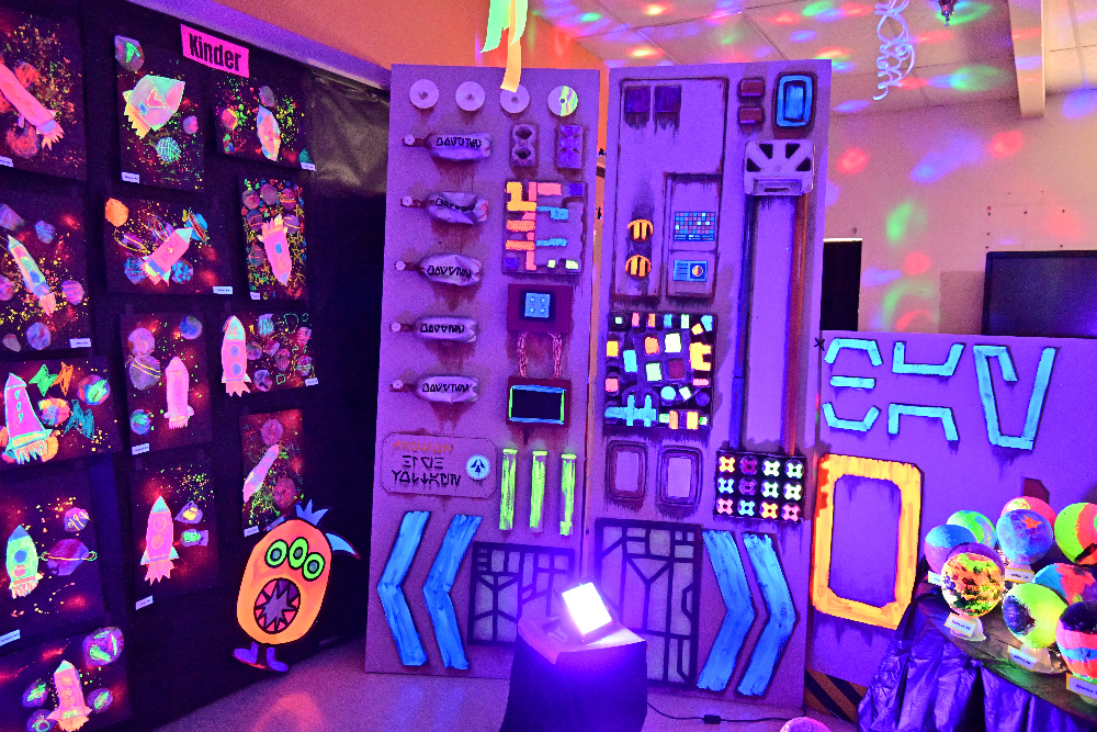 Glow art depicting a spaceship