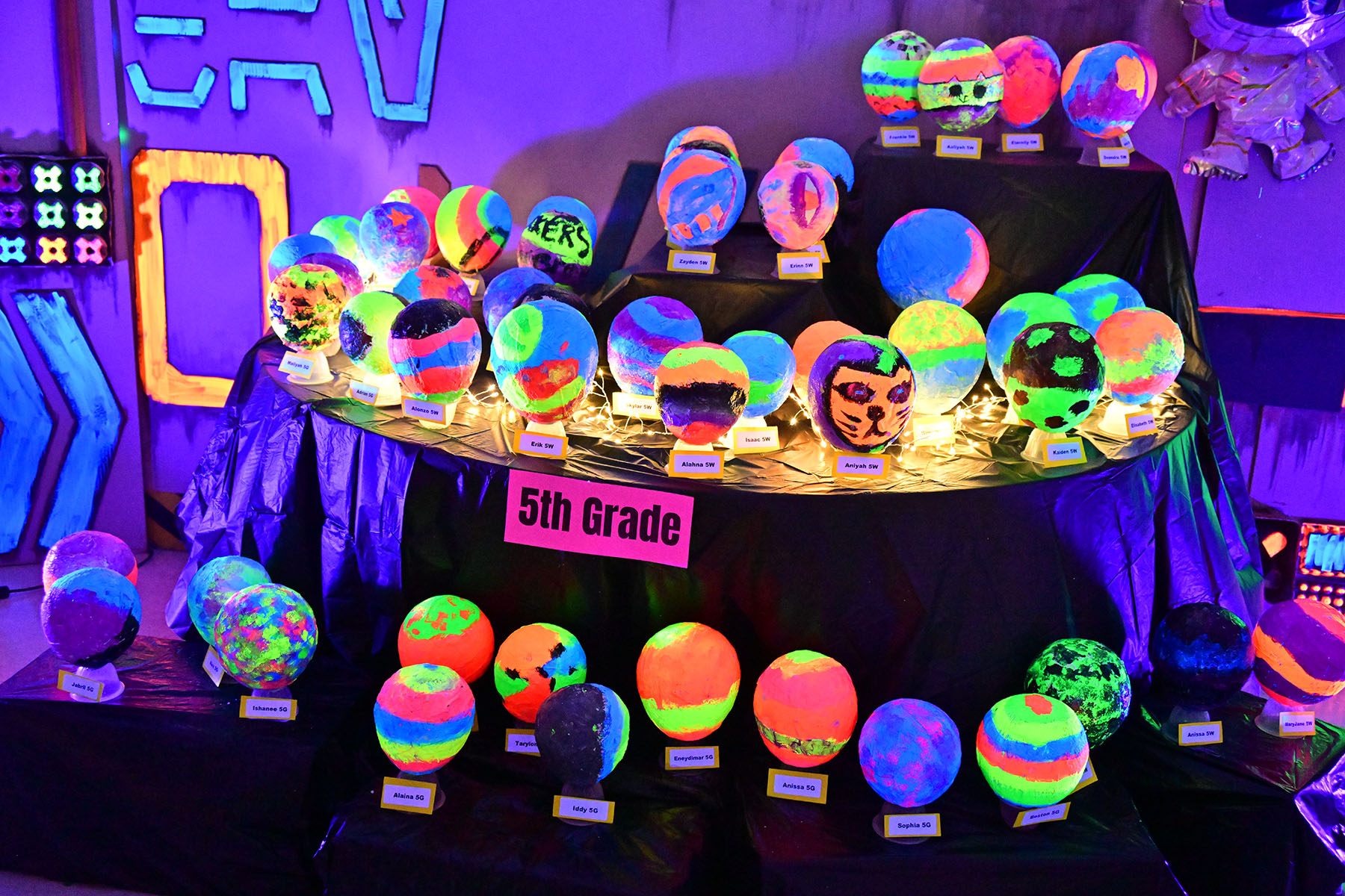 Glow art of the 5th grade class with colorful orbs